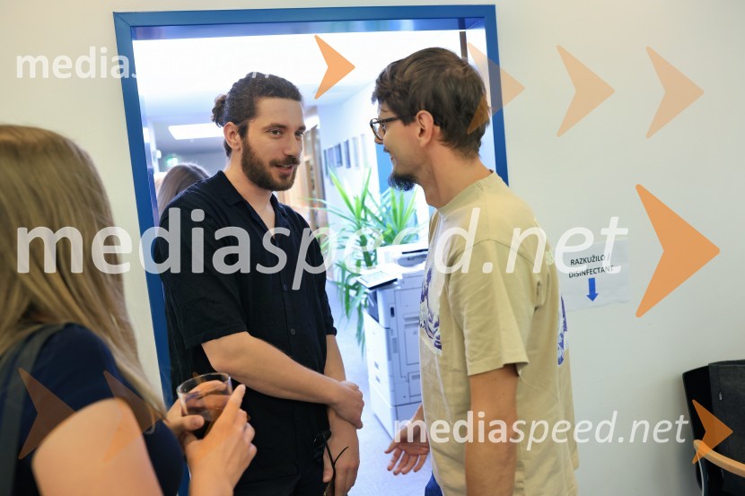  Matino Antunović, hrvaški igralec;  ... Igralci serije Skrito v raju navdušili v mariborskem Europarku