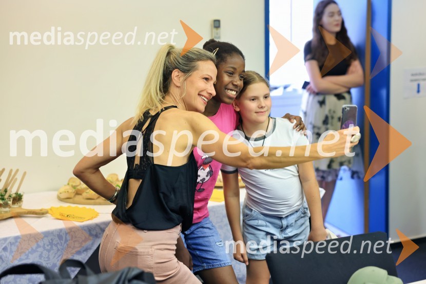  Aleksandra  Balmazović, igralka;  ... ;  ... Igralci serije Skrito v raju navdušili v mariborskem Europarku