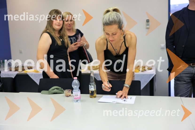  Aleksandra  Balmazović, igralkaIgralci serije Skrito v raju navdušili v mariborskem Europarku