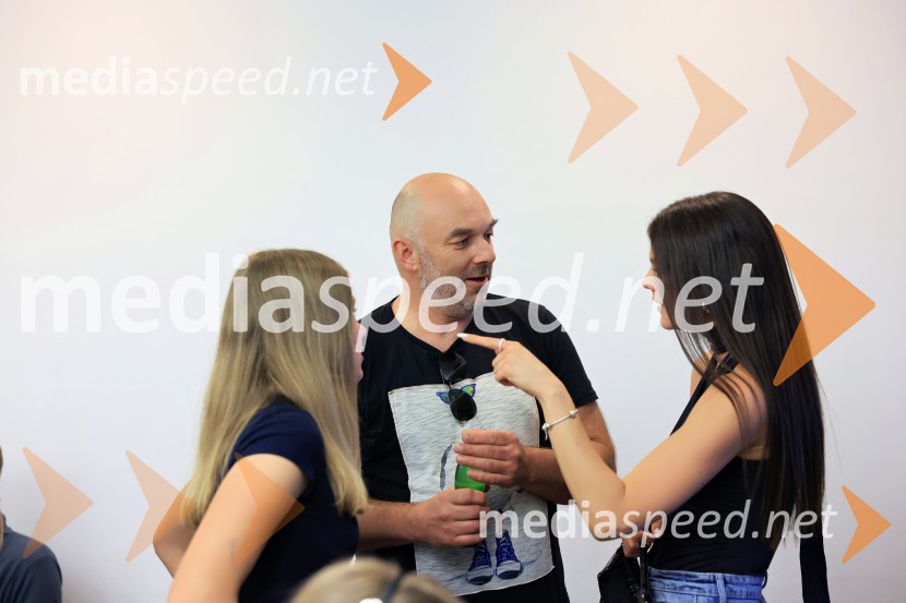  Mei Rabič, igralka;  Gaber K. Trseglav, igralec;  Vesna Ponorac, igralka, moderatorkaIgralci serije Skrito v raju navdušili v mariborskem Europarku