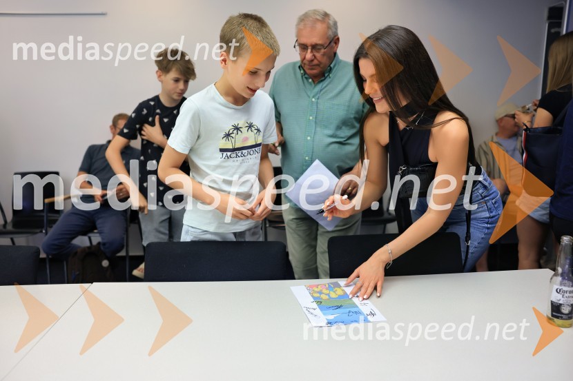  ... ;  Aleš Valič, igralec;  Vesna Ponorac, igralka, moderatorkaIgralci serije Skrito v raju navdušili v mariborskem Europarku