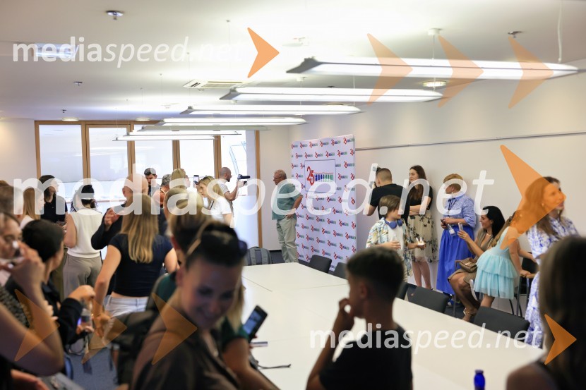 Igralci serije Skrito v raju navdušili v mariborskem Europarku