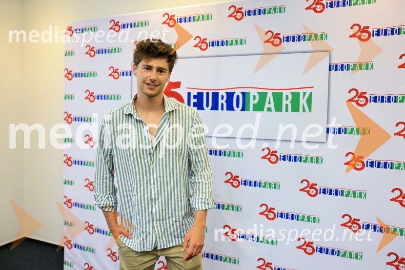  Matej Zemljič, igralecIgralci serije Skrito v raju navdušili v mariborskem Europarku