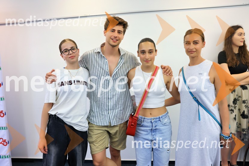  ... ;  Matej Zemljič, igralec;  ... ;  ... Igralci serije Skrito v raju navdušili v mariborskem Europarku