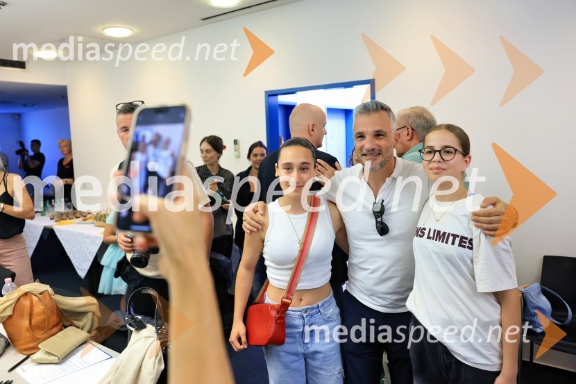  ... ;  Primož Vrhovec, igralec;  ... Igralci serije Skrito v raju navdušili v mariborskem Europarku