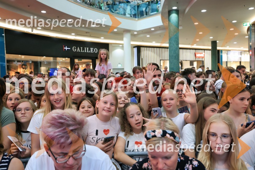 Igralci serije Skrito v raju navdušili v mariborskem Europarku