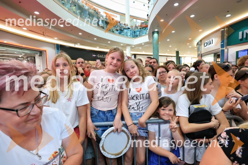 Igralci serije Skrito v raju navdušili v mariborskem Europarku