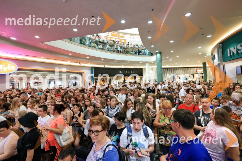 Igralci serije Skrito v raju navdušili v mariborskem Europarku