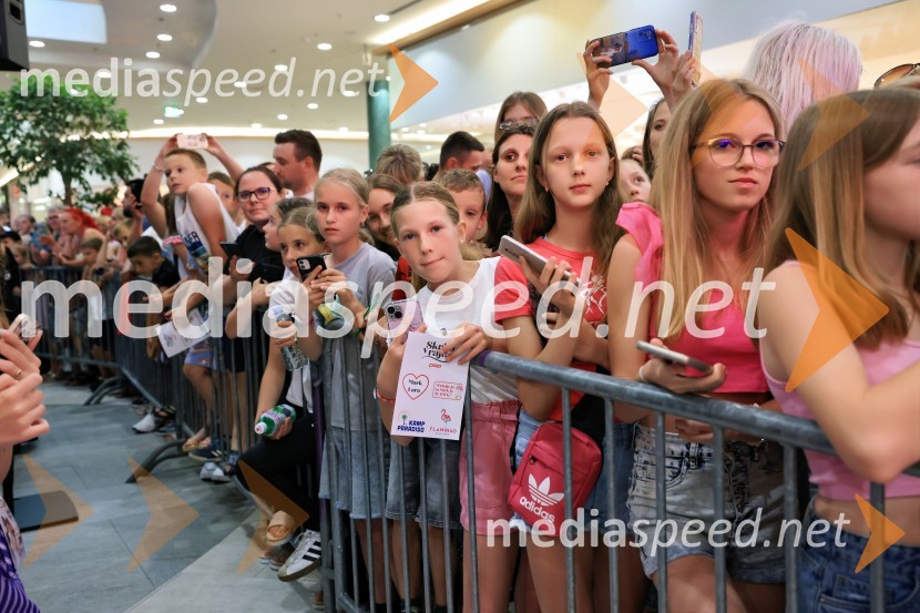 Igralci serije Skrito v raju navdušili v mariborskem Europarku