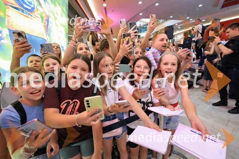 Igralci serije Skrito v raju navdušili v mariborskem Europarku