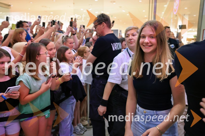  Mei Rabič, igralkaIgralci serije Skrito v raju navdušili v mariborskem Europarku