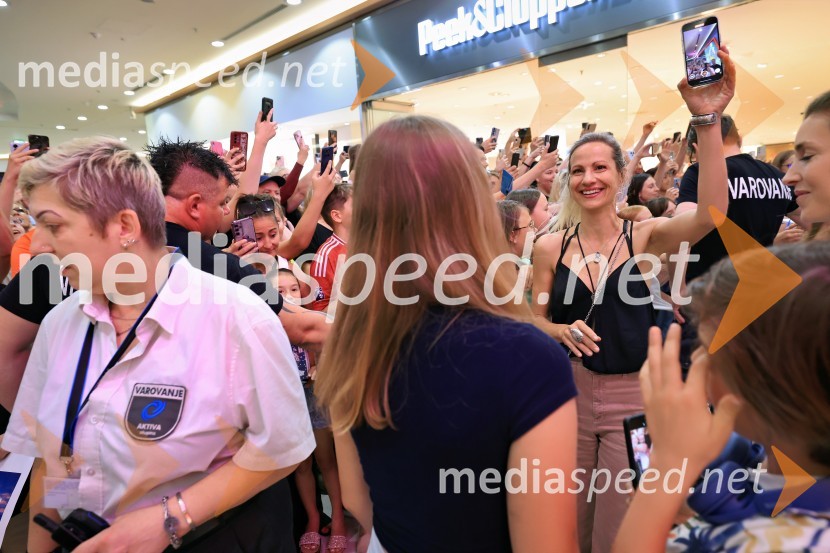 Igralci serije Skrito v raju navdušili v mariborskem Europarku