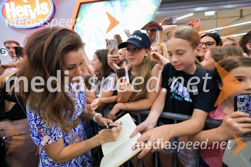  Nina Rakovec, igralka, pevkaIgralci serije Skrito v raju navdušili v mariborskem Europarku