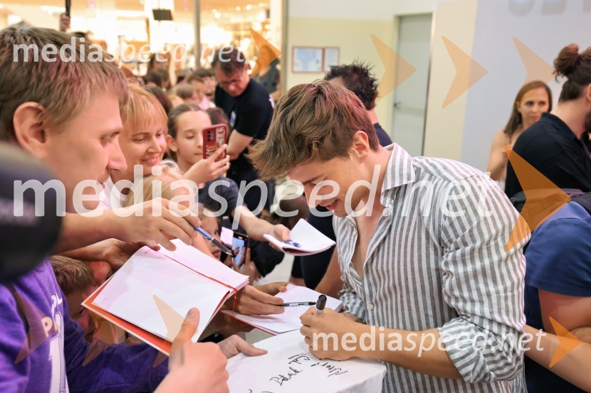  Matej Zemljič, igralecIgralci serije Skrito v raju navdušili v mariborskem Europarku