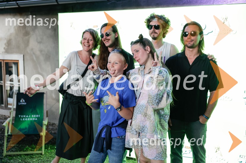  Jerneja Jevševar Zelinka, producentka programa Val 202;  Tilen Prašnikar, skupina Koala Voice;  ... ;  Manca  Trampuš, skupina Koala Voice;  Miha Prašnikar, skupina Koala Voice;  Domen  Don Holc, skupina Koala VoiceFESTIVAL 202: Joker Out, MRFY, Koala Voice, Kokosy in drugi