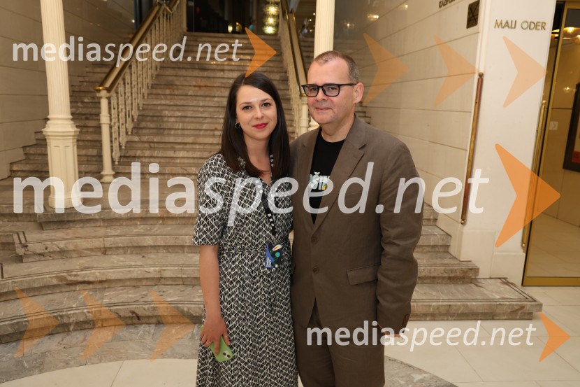  Zala Koren,  urednica socialnih omrežij, SNG Maribor Drama;  Alan Kavčič, predstavnik za odnose z javnostmi SNG Maribor60. Borštnikovo srečanje, slavnostna otvoritev s predstavo Lapis Lazuli