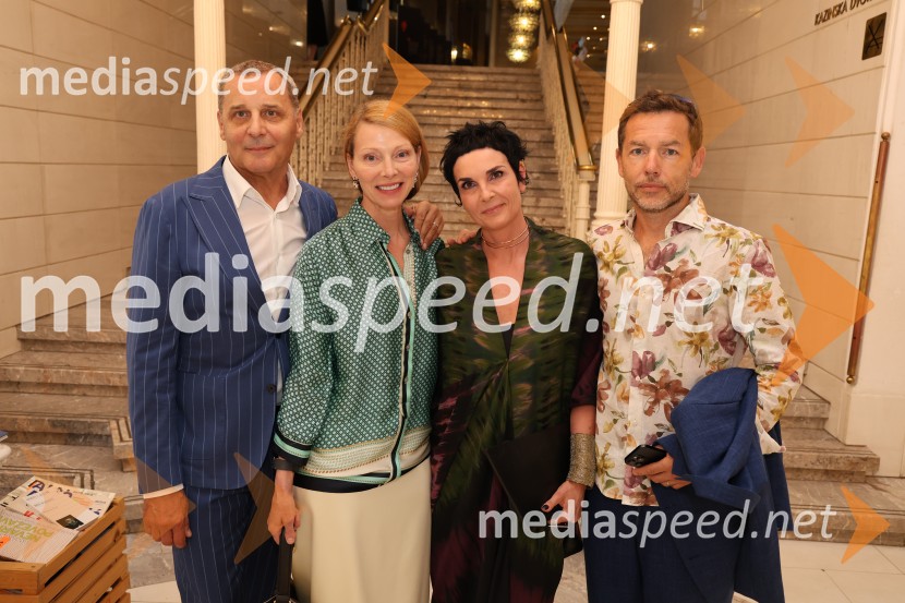  Danilo Rošker, direktor SNG Maribor;  Nataša Matjašec Rošker, igralka;  Tajka  Šnuderl Novak;  Aleš Novak, umetniški direktor Festival Borštnikovo srečanje60. Borštnikovo srečanje, slavnostna otvoritev s predstavo Lapis Lazuli