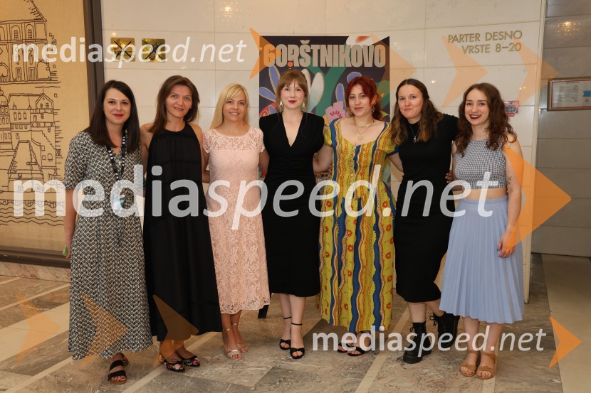  Zala Koren,  urednica socialnih omrežij, SNG Maribor Drama;  ... ;  Daša Šprinčnik, izvršna producentka in odnosi z javnostmi FBS;  ... ;  ... ;  ... 60. Borštnikovo srečanje, slavnostna otvoritev s predstavo Lapis Lazuli