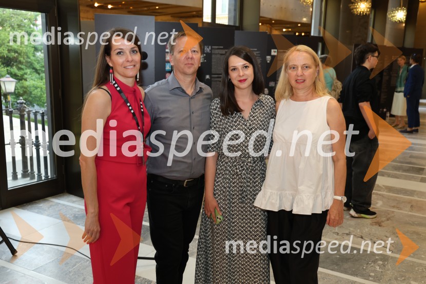  Špela Lešnik, producentka Drame SNG Maribor;  Matjaž Partlič, SNG Maribor;  Zala Koren,  urednica socialnih omrežij, SNG Maribor Drama;  Jasmina Leskovar, SNG Maribor60. Borštnikovo srečanje, slavnostna otvoritev s predstavo Lapis Lazuli