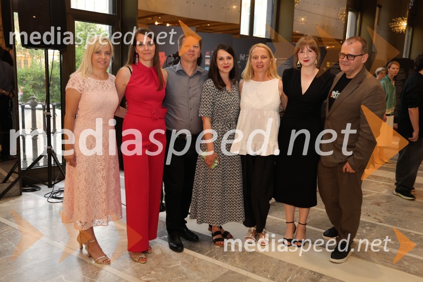  Daša Šprinčnik, izvršna producentka in odnosi z javnostmi;  Špela Lešnik, producentka Drame SNG Maribor;  Matjaž Partlič, SNG Maribor;  Zala Koren, kitara;  Jasmina Leskovar, SNG Maribor;  ... ;  Alan Kavčič, predstavnik za odnose z javnostmi SNG Maribor60. Borštnikovo srečanje, slavnostna otvoritev s predstavo Lapis Lazuli