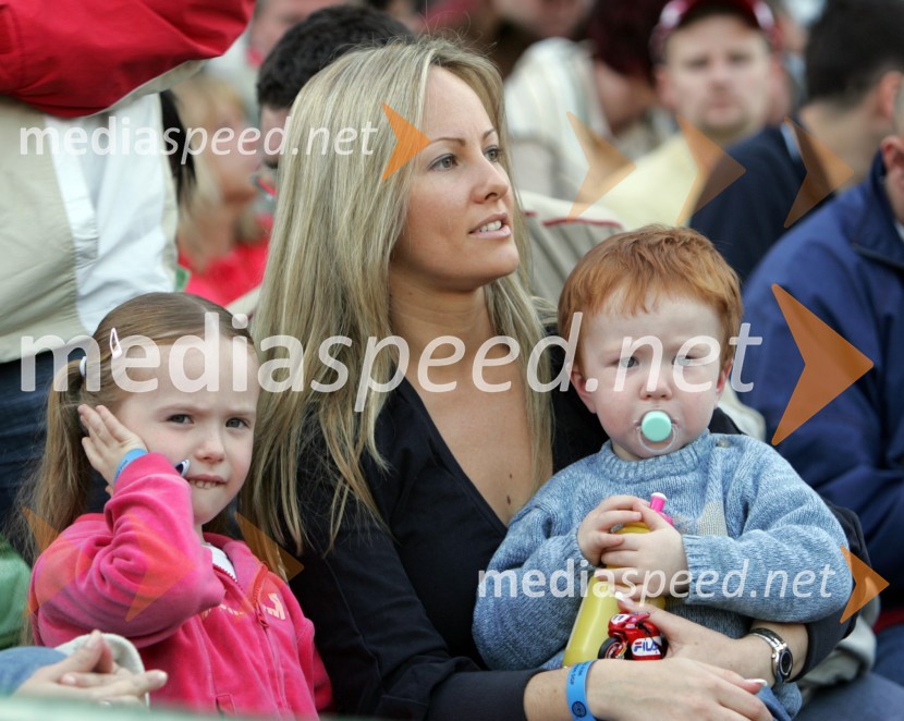Žena in otroka avstralskega voznika Jasona CrumpaSPEEDWAY, VN Evrope 2005