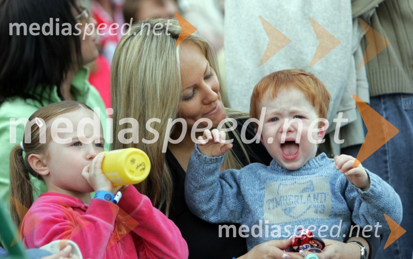 Žena in otroka avstralskega voznika Jasona CrumpaSPEEDWAY, VN Evrope 2005