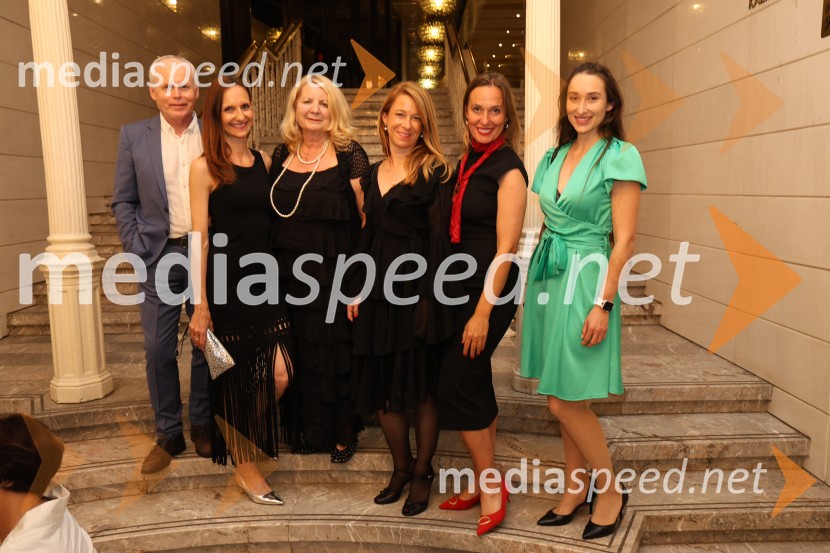  Milan Predan, veleposlanik Republike Slovenije v Republiki Severni Makedoniji;  ... ;  Darka Zvonar Predan, novinarka;  ... ;  Alenka Slavinec, fotografinja;  Gaja Višnar, igralka60. Borštnikovo srečanje, slavnostna otvoritev s predstavo Lapis Lazuli