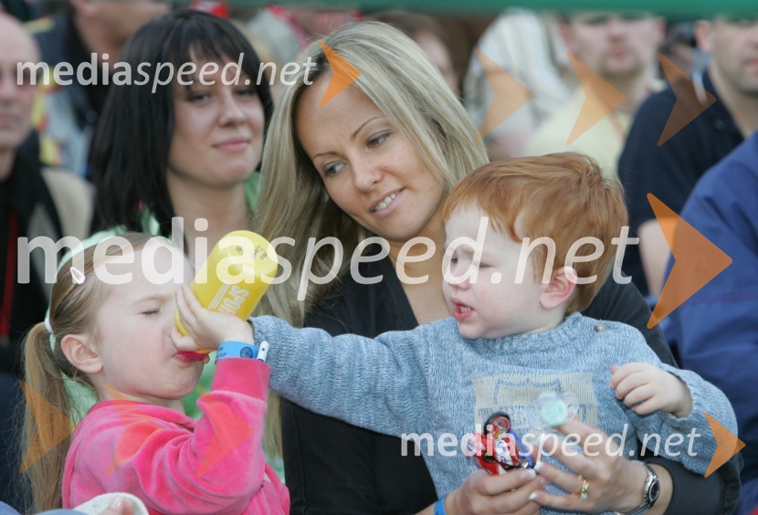 Žena in otroka avstralskega voznika Jasona CrumpaSPEEDWAY, VN Evrope 2005