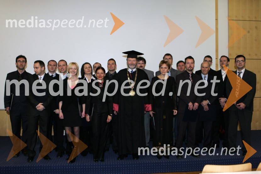 Skupinska fotografija novih doktorjev znanosti Univerze v MariboruUniverza v Mariboru, promocija doktorjev znanosti