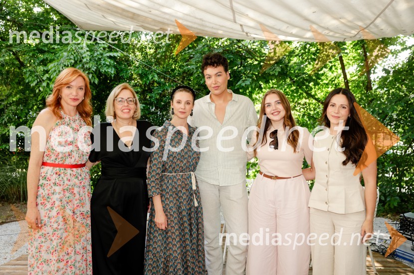 Mojca Mavec, voditeljica;  Ariana Nina Eror, direktorica, Marketing magazin;  Iva Krajnc Bagola, igralka;  Felix Fox, umetnik ličenja;  Eva Sorčan, SaMMozavestno;  Gloria Kotnik, deskarka na snegu Onkraj okvirjev: navdihujoči pogovori z mojstri svojega poklica