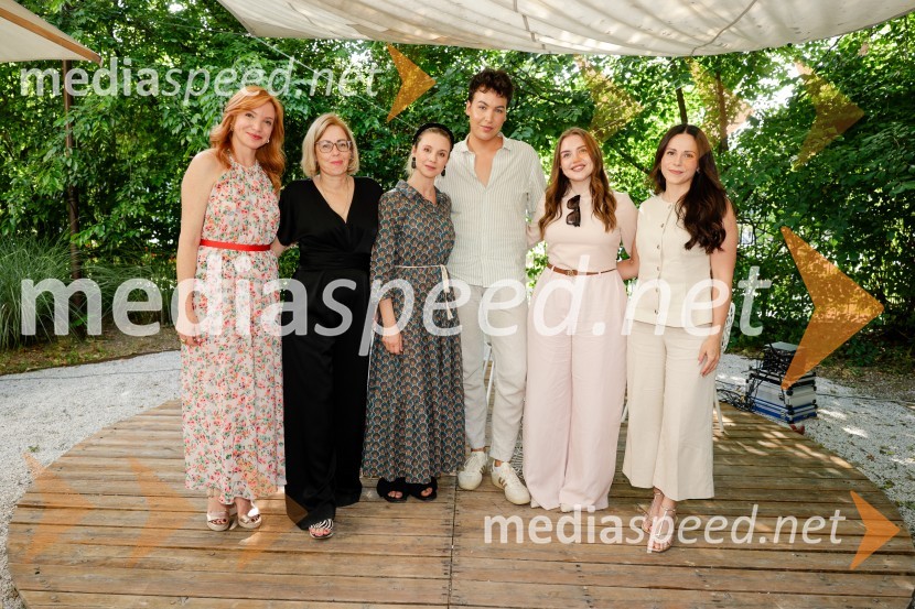  Mojca Mavec, voditeljica;  Ariana Nina Eror, direktorica, Marketing magazin;  Iva Krajnc Bagola, igralka;  Felix Fox, umetnik ličenja;  Eva Sorčan, SaMMozavestno;  Gloria Kotnik, deskarka na snegu Onkraj okvirjev: navdihujoči pogovori z mojstri svojega poklica