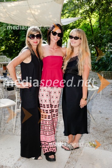  Simona Kruhar Gaberšček, urednica, Marketing Magazin;  ... ;   Eva Peserl, novinarka, Marketing MagazinOnkraj okvirjev: navdihujoči pogovori z mojstri svojega poklica
