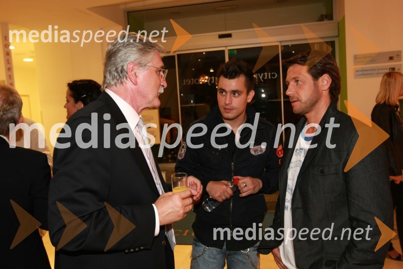 Petar Radović, odgovorni urednik razvedrilnega programa na TV Slovenija, Omar Naber in Marko Vozelj, pevcaSlovenska popevka 2009, zaključna zabava