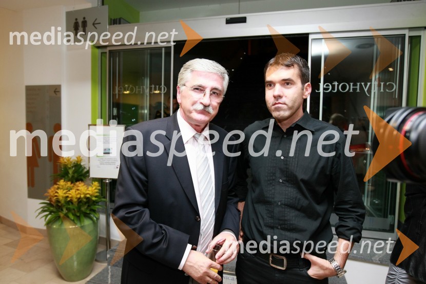 Petar Radović, odgovorni urednik razvedrilnega programa na TV Slovenija in Mario Galunič, TV voditeljSlovenska popevka 2009, zaključna zabava