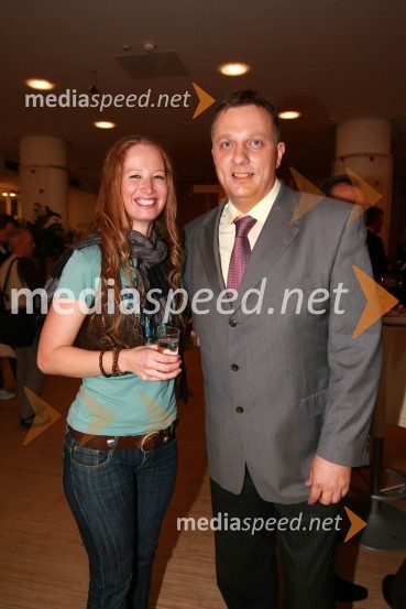 Simona Černetič - Aynee, pevka in Igor Pirkovič, pomočnik direktorja TV SlovenijaSlovenska popevka 2009, zaključna zabava