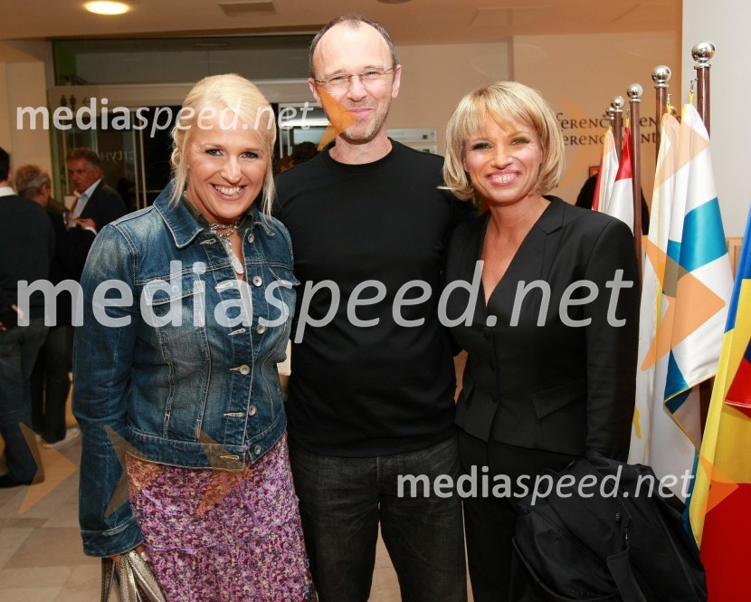 Alenka Godec, pevka, Romana Kranjčan, pevka in njen mož Lojze Kranjčan, dirigent Big Band RTV SlovenijaSlovenska popevka 2009, zaključna zabava