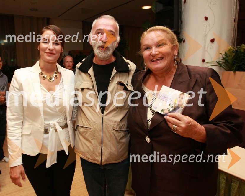 Njegoš Maravič, režiser, Elda Viler, pevka in njena hči Ana Dežman, pevkaSlovenska popevka 2009, zaključna zabava