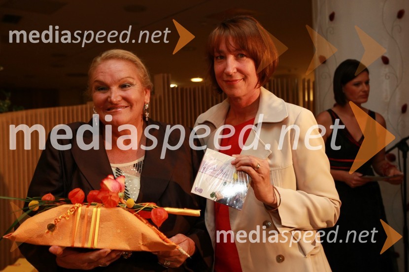 Elda Viler, pevka in Mojca Menart, vodja in odgovorna urednica Založbe kaset in plošč RTV SlovenijaSlovenska popevka 2009, zaključna zabava
