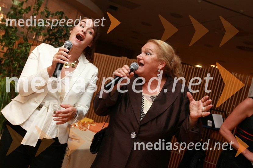 Elda Viler, pevka in njena hči Ana Dežman, pevkaSlovenska popevka 2009, zaključna zabava