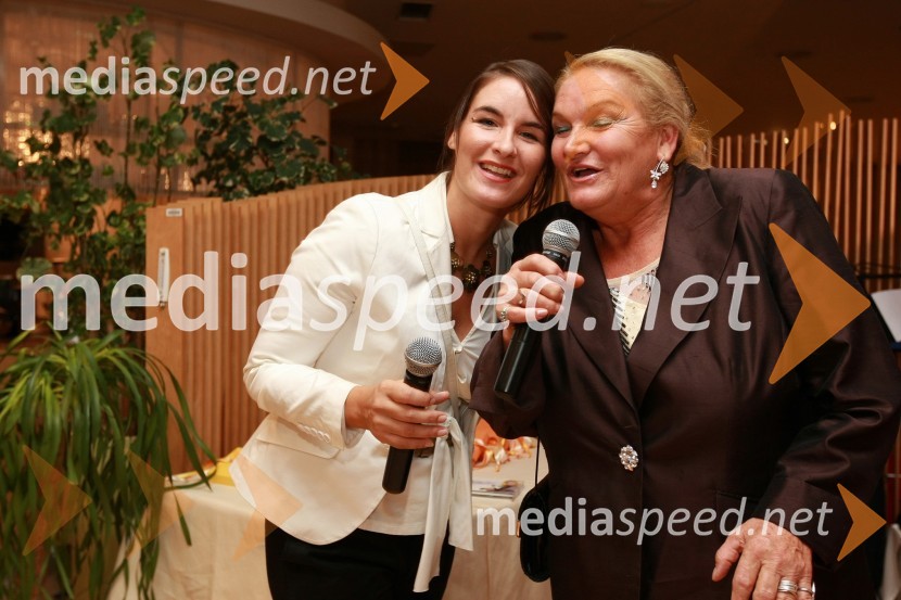 Elda Viler, pevka in njena hči Ana Dežman, pevkaSlovenska popevka 2009, zaključna zabava