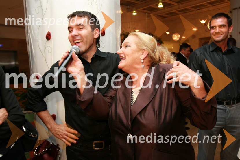 Mario Galunič, TV voditelj in Elda Viler, pevkaSlovenska popevka 2009, zaključna zabava