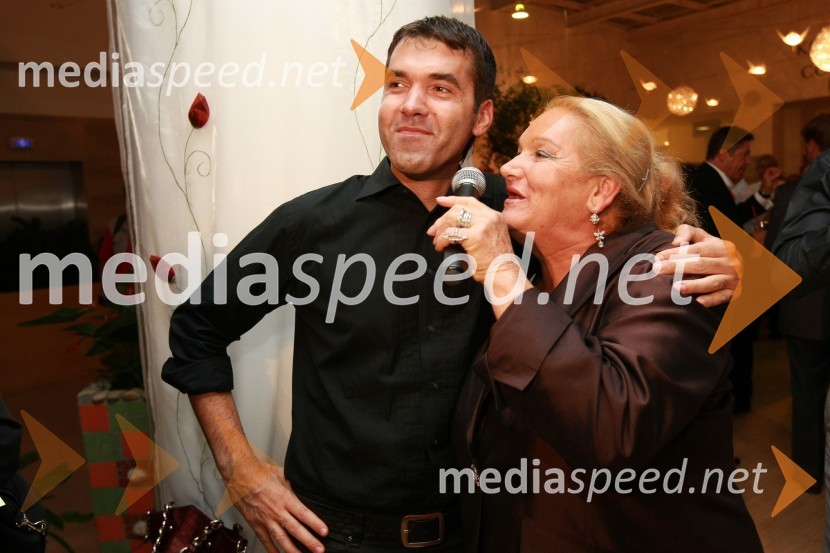 Mario Galunič, TV voditelj in Elda Viler, pevkaSlovenska popevka 2009, zaključna zabava