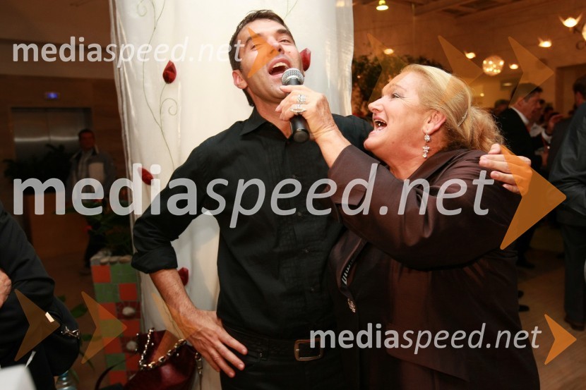Mario Galunič, TV voditelj in Elda Viler, pevkaSlovenska popevka 2009, zaključna zabava