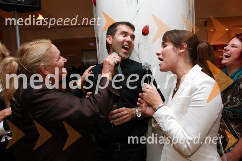 Elda Viler, pevka, Mario Galunič, TV voditelj in Ana Dežman, pevkaSlovenska popevka 2009, zaključna zabava