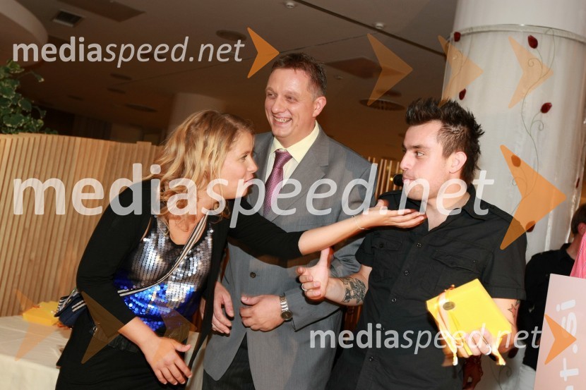 Anika Horvat, pevka, Igor Pirkovič, pomočnik direktorja TV Slovenija in Omar Naber, pevecSlovenska popevka 2009, zaključna zabava
