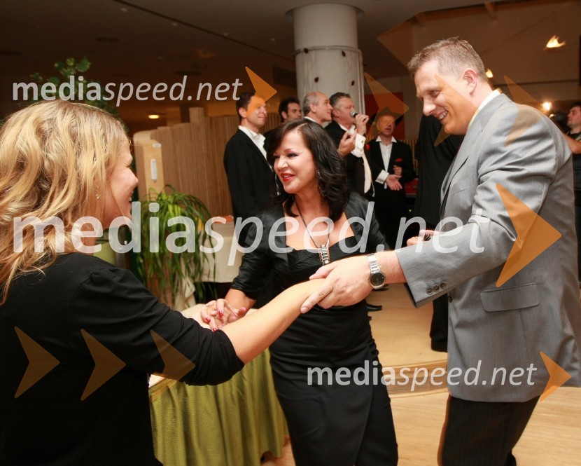 Anika Horvat, pevka, Miša Molk in Igor Pirkovič, pomočnik direktorja TV SlovenijaSlovenska popevka 2009, zaključna zabava