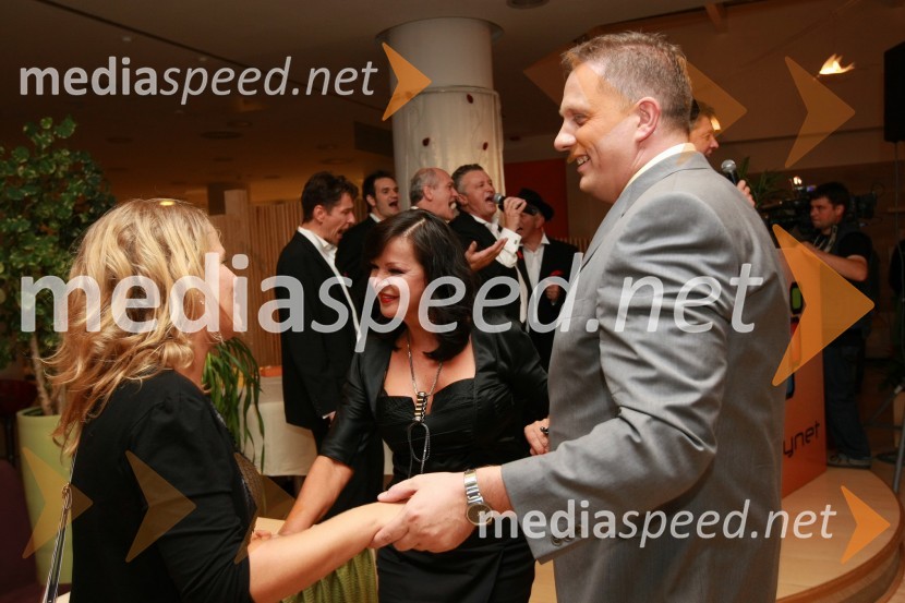 Anika Horvat, pevka, Miša Molk in Igor Pirkovič, pomočnik direktorja TV SlovenijaSlovenska popevka 2009, zaključna zabava