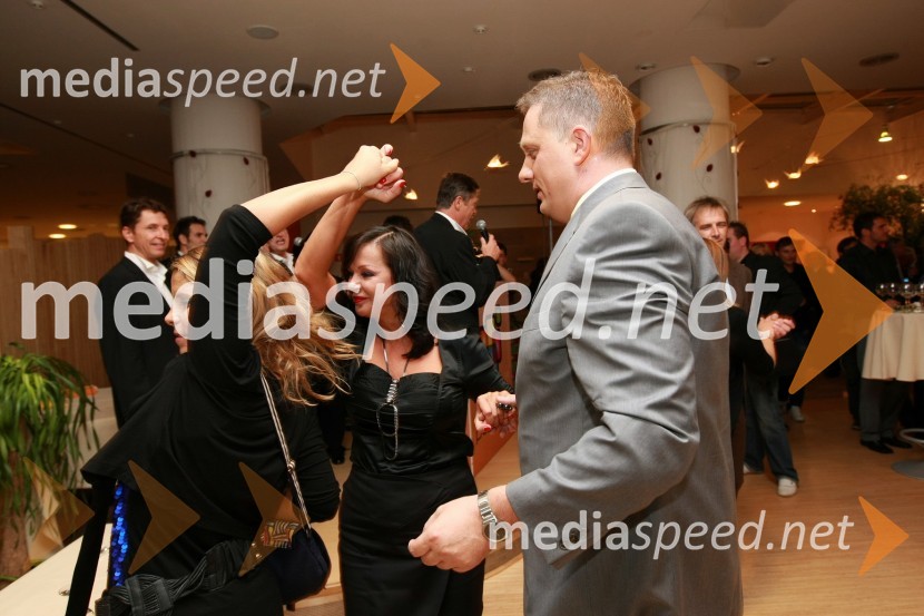 Anika Horvat, pevka, Miša Molk in Igor Pirkovič, pomočnik direktorja TV SlovenijaSlovenska popevka 2009, zaključna zabava