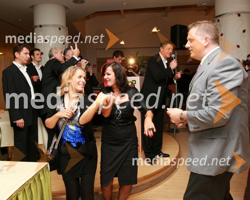 Anika Horvat, pevka, Miša Molk in Igor Pirkovič, pomočnik direktorja TV SlovenijaSlovenska popevka 2009, zaključna zabava
