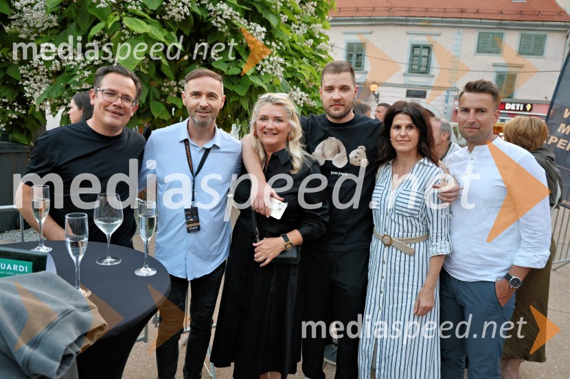  Matjaž Elšnik;  Mladen Delin, direktor festivala Arsana;  Lilijana Elšnik;  ... ;  ... ;  ... Gibonni odprl 17. mednarodni festival Arsana na Ptuju